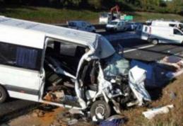 Opt români, răniţi într-un grav accident rutier, în Austria. În microbuz se aflau 18 români