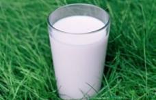 Vezi ce substanţe chimice se ascund într-un pahar de lapte