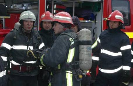 Pericol de explozie înlăturat de pompierii.11 butelii scoase dintr-o locuință cuprinsă de flăcări
