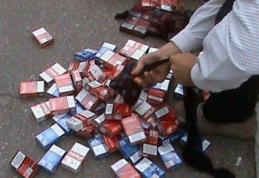 Ţigări de contrabandă confiscate de poliţişti dintr-un magazin din comuna Suharău