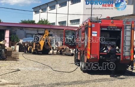 Buldoexcavator cuprins de flăcări pe strada Locomotivei din Dorohoi. Intervenție promptă a pompierilor - FOTO