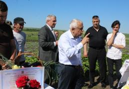 Ministrul Agriculturii şi-a început ziua în Piaţa Centrală din Botoşani, a vizitat o fabrică de caşcaval, câteva sere şi o staţie de irigat - FOTO