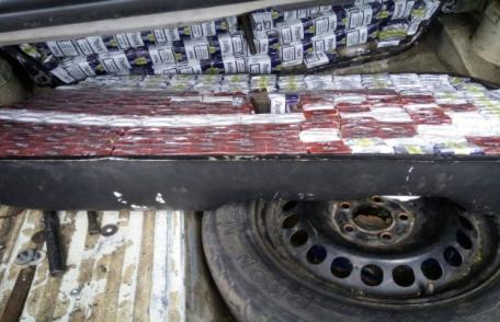 Ţigarete de contrabandă ascunse pe rezervorul unui autoturism - FOTO