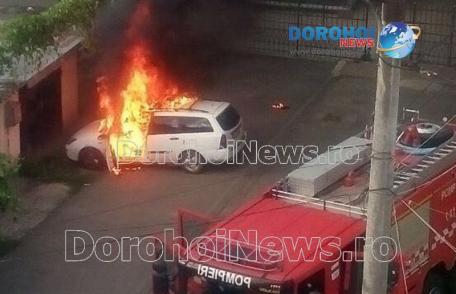 Mașină cuprinsă de flăcări în fața Școlii Gimnaziale „Mihail Kogălniceanu” Dorohoi - FOTO