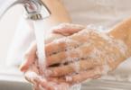 speli pe mâini cu apă