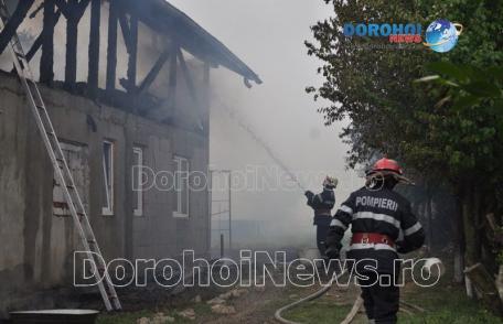 Două case distruse de un incendiu violent produs la Pădureni. Zeci de pompieri mobilizați la fața locului - FOTO