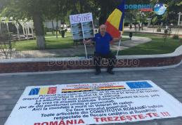 Decizie extremă! Un bărbat din Dorohoi a intrat în grevă în fața primăriei - FOTO