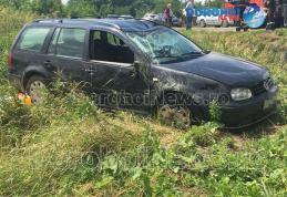 Accident la ieșirea din Dorohoi! Mașină răsturnată după o depășire imprudentă - FOTO