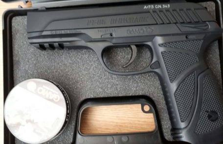 Pistol cu capse confiscat la frontieră - FOTO