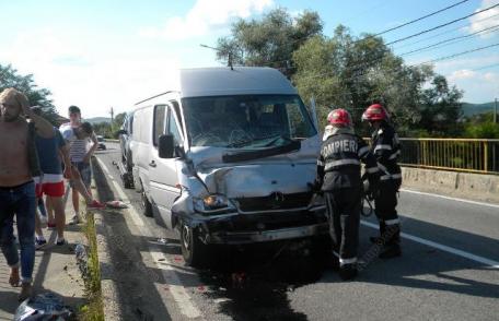 La un pas de tragedie din cauza unui tânăr din Botoşani! Un microbuz s-a izbit de un TIR. Trei persoane au fost rănite!