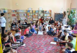 Călătorie în lumea cărţilor cu copiii de la „Floare de Colţ” și „Doro Folk” Dorohoi - VIDEO