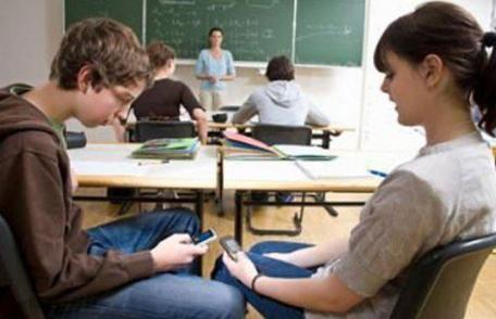 Atenție elevi! Regulamentul școlar va fi modificat! Elevii își vor lăsa telefoanele, în timpul orelor, într-o zonă special amenajată în clasă
