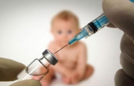 Trucul care ajută copii să plângă mai puțin când sunt vaccinați