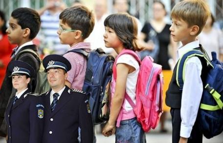 Poliţiştii botoşăneni alături de elevi, la începutul unui nou an şcolar