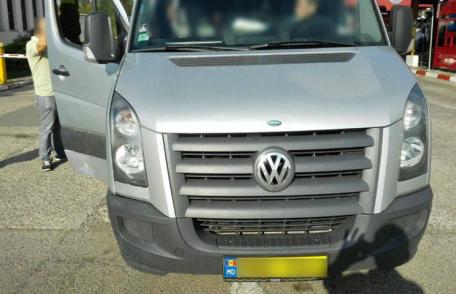 Poliţiştii de frontieră din Dorohoi au oprit un Mercedes Sprinter căptuşit cu ţigarete de contrabandă - FOTO