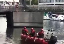 Revoltător: Un român care a amenințat că se aruncă de pe un pod, încurajat de englezi să se sinucidă: „Sari, sari, sari!”