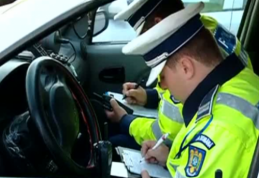 Tânăr de 26 de ani, cercetat de poliţiştii după ce a fost prins fără permis, la volanul unui autoturism
