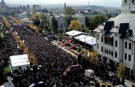 Aproximativ 20.000 de credincioși la slujba Sfintei Liturghii de hramul Sfintei Cuvioase Parascheva de la Iași