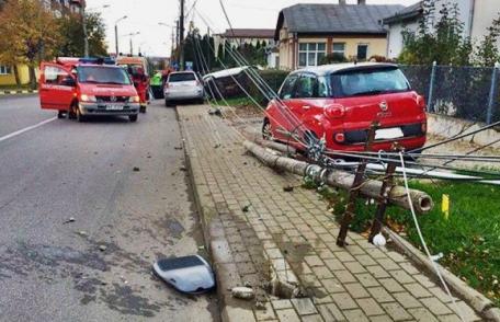 Stâlp rupt și mașină răsturnată! Accident provocat în Burdujeni de o botoșăneancă