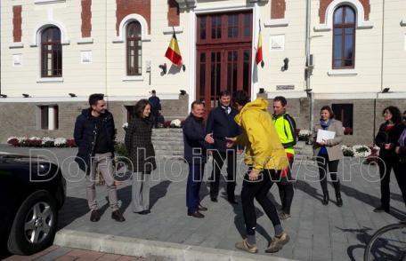 Dorohoian întâmpinat de oficialităţi după ce a călătorit 52 de zile pe bicicletă, în jurul Mării Negre - FOTO