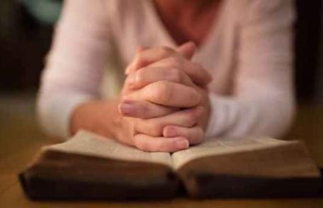 De ce este bine să ne rugăm la miezul nopții