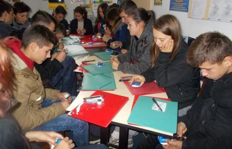 Zeci de tineri prezenți la un seminar pe tematică antidrog la Centrul de Tineret Botoșani - FOTO