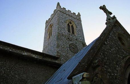 Un român a distrus o biserică istorică din Anglia ca să fure tabla de pe acoperiş