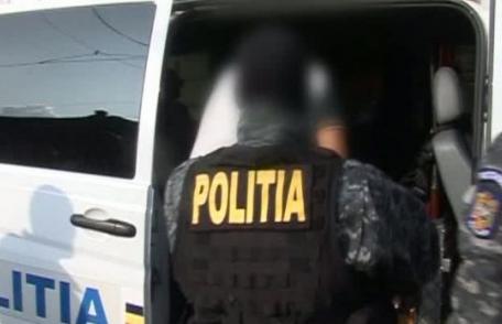 Poliţist din Suceava atacat cu sabia în timpul unor percheziţii. Agentul este în comă!