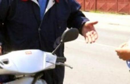 Ce a păţit un tânăr care conducea un moped neînmatriculat și fără permis