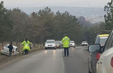 Accident la intrarea în Dorohoi! O șoferiță a ajuns cu mașina în șanț după o depășire imprudentă