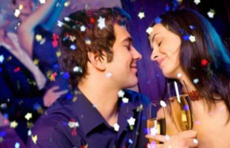 Obiceiuri de Revelion. Cum a apărut tradiția sărutului de la miezul nopții