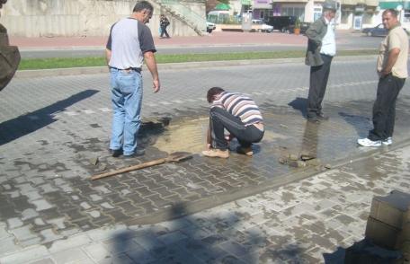 Conductă de apă spartă sub pavele