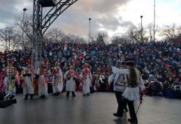 Mii de oameni prezenți la Festivalul de Datini şi Obiceiuri de Anul Nou „Anastasie Başotă” Pomîrla – VIDEO/FOTO