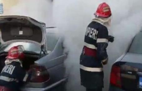 Mașină cuprinsă de flăcări într-o parcare de pe Bulevardul Victoriei din Dorohoi
