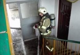 Incendiu la un apartament de la etajul patru al unui bloc. Pompierii au prevenit extinderea acestuia - FOTO