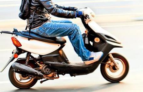 Sancționat cu dosar penal după o plimbare cu motoscuterul prin Suharău