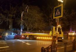 ACCIDENT la Botoșani! Un tânăr băut a distrus un semafor!