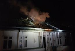 Casă rămasă fără acoperiș din cauza unui incendiu - FOTO