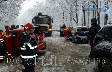 Accident deosebit de grav la Brăești! Două persoane rămase încarcerate - FOTO