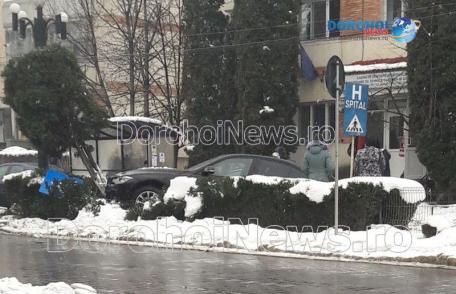 Accident pe Bulevardul Victoriei din Dorohoi! BMW izbit de un șofer neatent – FOTO