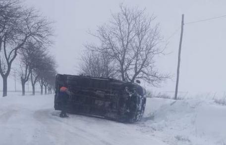 Accident! Camion cu mobilă răsturnat pe un drum din județul Botoșani - FOTO