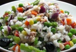 Salată de ton cu orez și legume