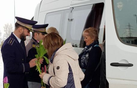 De 8 Martie, poliţiştii de frontieră au „amendat” doamnele cu flori - FOTO