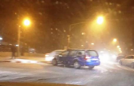 Accident pe Bulevardul Mihai Eminescu! Două autoturisme s-au ciocnit, ca urmare a neacordării de prioritate
