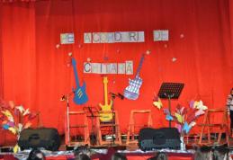 „Pe acorduri de chitară” - spectacol desfășurat la Sala Teatrului Dorohoi - FOTO