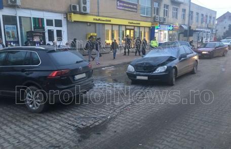 Accident! O persoană a fost rănită, după ce două maşini s-au lovit pe Bulevardul Victoriei din Dorohoi – FOTO