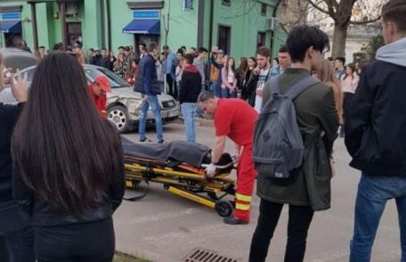 Accident cu trei mașini lovite și o tânără ajunsă la spital - FOTO