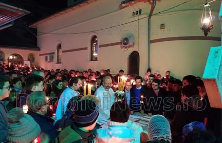 Lumina Sfântă a adus fericirea pe chipul credincioșilor din Dorohoi care au participat la slujba de Înviere – FOTO