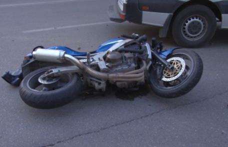 Motociclist de 25 de ani, rănit grav după ce a intrat în coliziune cu o mașină