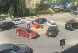 Accident pe Bulevardul Victoriei din Dorohoi! Mașini avariate după o neacordare de prioritate – FOTO